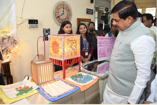 MP: 'सीएम की पाठशाला' में मोहन यादव ने छात्राओं से किया संवाद, महिला पॉलिटेक्निक कॉलेज में दीं प्रेरणादायक बातें