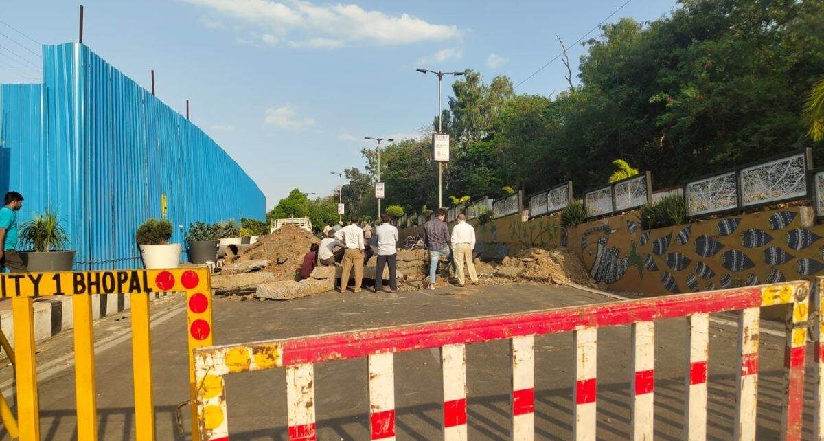 भोपाल के लोक भवन के पास मुख्य पाइपलाइन फटने से जल संकट गहराया। 30 घंटे बाद भी मरम्मत न होने से जनता परेशान। जानें किन इलाकों में प्रभावित हुई पानी की सप्लाई।