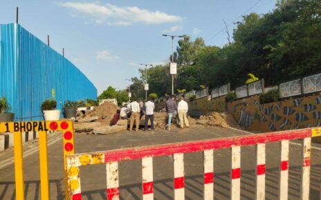 भोपाल के लोक भवन के पास मुख्य पाइपलाइन फटने से जल संकट गहराया। 30 घंटे बाद भी मरम्मत न होने से जनता परेशान। जानें किन इलाकों में प्रभावित हुई पानी की सप्लाई।