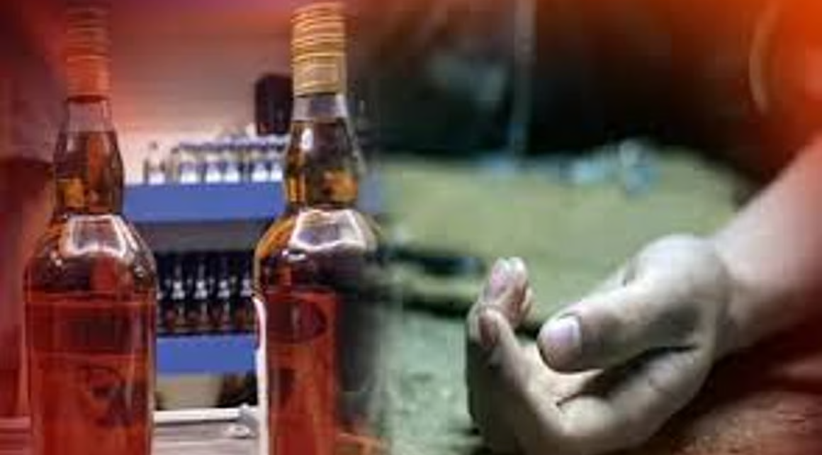 एग्रसर इंडिया (AgrasarIndia) भोपाल डेस्क टीम जहरीली शराब से मौतों का मामला पहुंचा मध्य प्रदेश हाई कोर्ट: स्वतंत्र जांच और कलेक्टर-एसपी के तबादले की मांग को लेकर जनहित याचिका दायर जबलपुर/भोपाल: सागर जिले के बंडा और शाहगढ़ तहसील क्षेत्रों में कथित तौर पर जहरीली शराब के सेवन से हुई मौतों का मामला अब मध्य प्रदेश उच्च न्यायालय (High Court) तक पहुंच गया है। इस पूरी घटना की निष्पक्ष और उच्चस्तरीय जांच की मांग करते हुए दमोह निवासी सामाजिक कार्यकर्ता वैभव सिंह ने कोर्ट में एक जनहित याचिका दायर की है। इस मामले में 22 सितंबर को हाई कोर्ट में सुनवाई संभावित है, जिस पर अदालत के रुख पर सभी की नजरें टिकी हुई हैं। मुख्य बिंदु (Highlights) किस-किस को बनाया गया अनावेदक: दायर याचिका में मध्य प्रदेश शासन के अलावा गृह विभाग एवं आबकारी विभाग के प्रमुख सचिव, पुलिस महानिदेशक (DGP), आबकारी आयुक्त, सागर कलेक्टर, पुलिस अधीक्षक (SP), जिला आबकारी अधिकारी और बंडा थाना प्रभारी को अनावेदक बनाया गया है। कलेक्टर और एसपी के तबादले की गुहार: याचिकाकर्ता ने अंतरिम राहत के तौर पर मांग की है कि जांच को पूरी तरह निष्पक्ष और प्रशासनिक प्रभाव से मुक्त रखने के लिए सागर कलेक्टर और पुलिस अधीक्षक का तत्काल अन्यत्र तबादला किया जाए। सेवानिवृत्त जज की अध्यक्षता में समिति की मांग: याचिका में मांग की गई है कि हाई कोर्ट के किसी सेवानिवृत्त न्यायाधीश (Retired Judge) की अध्यक्षता में एक स्वतंत्र तथ्य-अन्वेषण समिति गठित की जाए, जो घटना से जुड़े सभी तथ्यों, परिस्थितियों और जिम्मेदारियों की निष्पक्ष जांच करे। मिलावटी शराब और नेटवर्क के आरोप: याचिका में दावा किया गया है कि बंडा और शाहगढ़ क्षेत्र में मिलावटी शराब का अवैध नेटवर्क सक्रिय था, जिसमें 'सागर गोल्ड' और 'बॉम्बे व्हिस्की' जैसी ब्रांड्स के नाम से शराब बेचे जाने का उल्लेख है। इसी जहरीली शराब के सेवन से कई लोगों के बीमार होने और मौतें होने की बात कही गई है। लापरवाह अधिकारियों पर कार्रवाई की मांग: याचिकाकर्ता का आरोप है कि घटना से पहले संदिग्ध शराब के स्टॉक को कथित तौर पर क्लीन चिट दी गई थी और पूर्व की शिकायतों पर भी अपेक्षित कार्रवाई नहीं हुई। याचिका में मांग की गई है कि स्वतंत्र जांच में जिन भी अधिकारियों या कर्मचारियों की लापरवाही सामने आए, उनके खिलाफ सख्त विधिक कार्रवाई की जाए।