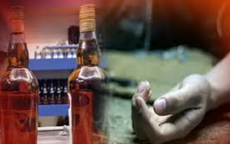 एग्रसर इंडिया (AgrasarIndia) भोपाल डेस्क टीम जहरीली शराब से मौतों का मामला पहुंचा मध्य प्रदेश हाई कोर्ट: स्वतंत्र जांच और कलेक्टर-एसपी के तबादले की मांग को लेकर जनहित याचिका दायर जबलपुर/भोपाल: सागर जिले के बंडा और शाहगढ़ तहसील क्षेत्रों में कथित तौर पर जहरीली शराब के सेवन से हुई मौतों का मामला अब मध्य प्रदेश उच्च न्यायालय (High Court) तक पहुंच गया है। इस पूरी घटना की निष्पक्ष और उच्चस्तरीय जांच की मांग करते हुए दमोह निवासी सामाजिक कार्यकर्ता वैभव सिंह ने कोर्ट में एक जनहित याचिका दायर की है। इस मामले में 22 सितंबर को हाई कोर्ट में सुनवाई संभावित है, जिस पर अदालत के रुख पर सभी की नजरें टिकी हुई हैं। मुख्य बिंदु (Highlights) किस-किस को बनाया गया अनावेदक: दायर याचिका में मध्य प्रदेश शासन के अलावा गृह विभाग एवं आबकारी विभाग के प्रमुख सचिव, पुलिस महानिदेशक (DGP), आबकारी आयुक्त, सागर कलेक्टर, पुलिस अधीक्षक (SP), जिला आबकारी अधिकारी और बंडा थाना प्रभारी को अनावेदक बनाया गया है। कलेक्टर और एसपी के तबादले की गुहार: याचिकाकर्ता ने अंतरिम राहत के तौर पर मांग की है कि जांच को पूरी तरह निष्पक्ष और प्रशासनिक प्रभाव से मुक्त रखने के लिए सागर कलेक्टर और पुलिस अधीक्षक का तत्काल अन्यत्र तबादला किया जाए। सेवानिवृत्त जज की अध्यक्षता में समिति की मांग: याचिका में मांग की गई है कि हाई कोर्ट के किसी सेवानिवृत्त न्यायाधीश (Retired Judge) की अध्यक्षता में एक स्वतंत्र तथ्य-अन्वेषण समिति गठित की जाए, जो घटना से जुड़े सभी तथ्यों, परिस्थितियों और जिम्मेदारियों की निष्पक्ष जांच करे। मिलावटी शराब और नेटवर्क के आरोप: याचिका में दावा किया गया है कि बंडा और शाहगढ़ क्षेत्र में मिलावटी शराब का अवैध नेटवर्क सक्रिय था, जिसमें 'सागर गोल्ड' और 'बॉम्बे व्हिस्की' जैसी ब्रांड्स के नाम से शराब बेचे जाने का उल्लेख है। इसी जहरीली शराब के सेवन से कई लोगों के बीमार होने और मौतें होने की बात कही गई है। लापरवाह अधिकारियों पर कार्रवाई की मांग: याचिकाकर्ता का आरोप है कि घटना से पहले संदिग्ध शराब के स्टॉक को कथित तौर पर क्लीन चिट दी गई थी और पूर्व की शिकायतों पर भी अपेक्षित कार्रवाई नहीं हुई। याचिका में मांग की गई है कि स्वतंत्र जांच में जिन भी अधिकारियों या कर्मचारियों की लापरवाही सामने आए, उनके खिलाफ सख्त विधिक कार्रवाई की जाए।